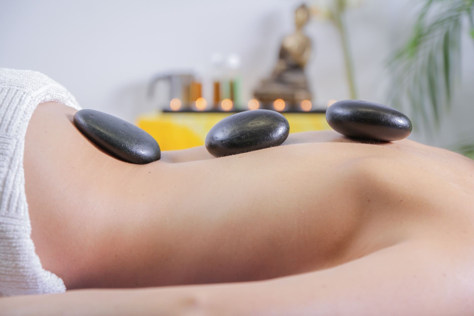 massage-with-stone
